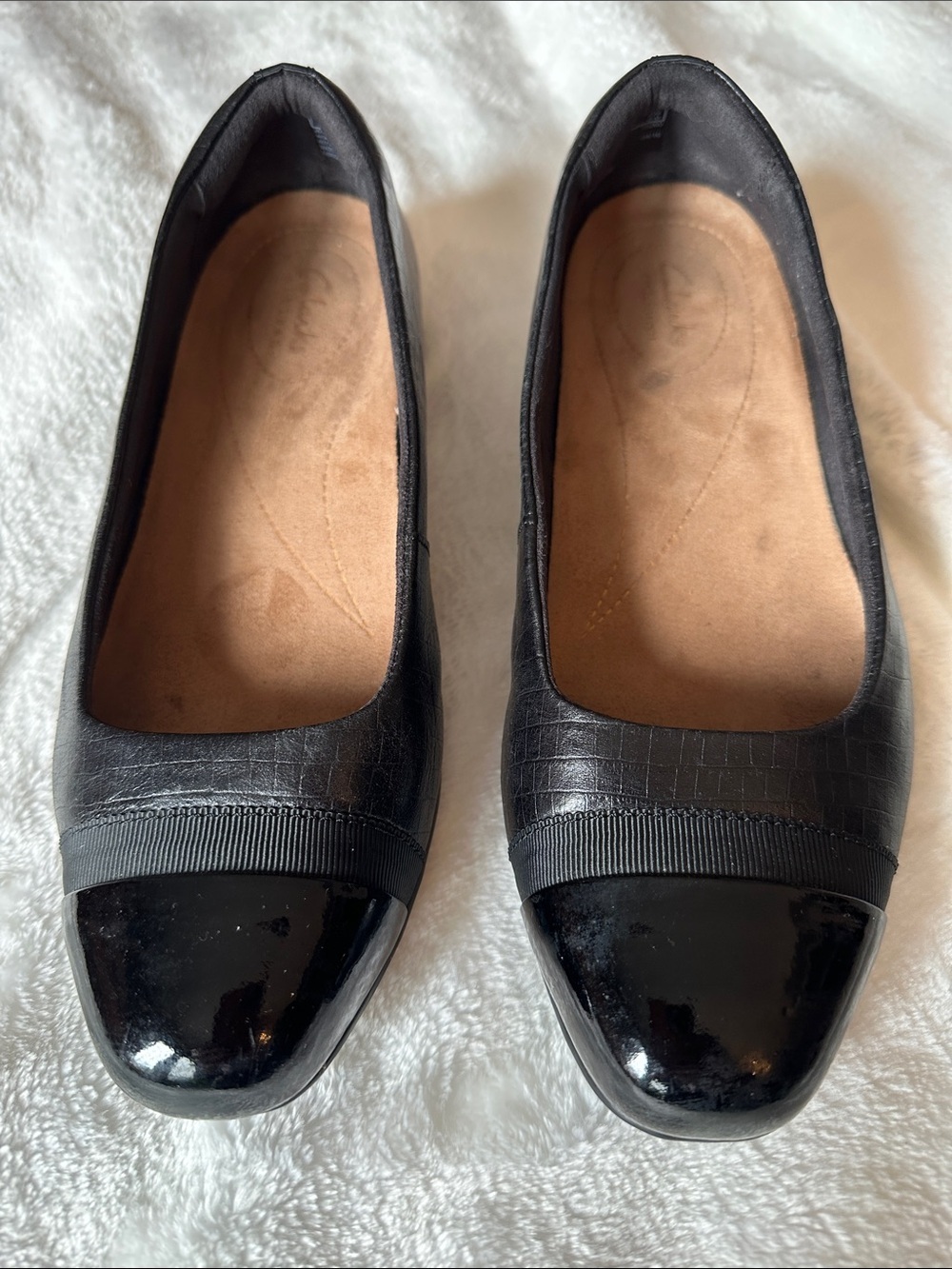 CLARKS Classic Minimalist Black Cap-Toe Women's Feminine Vegan Flats EUC Sz 7